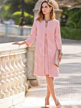 Елегантен Бледо розова рокля с дължина до коляното с дантела и палто в тон - Елегантен ансамбъл от Майката на булката за дневни церемонии