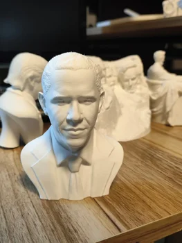 Статуя на президента на САЩ Барак Обама в стил уестърн имитира декорация на модели на главата за украса на гърдите на статуята.